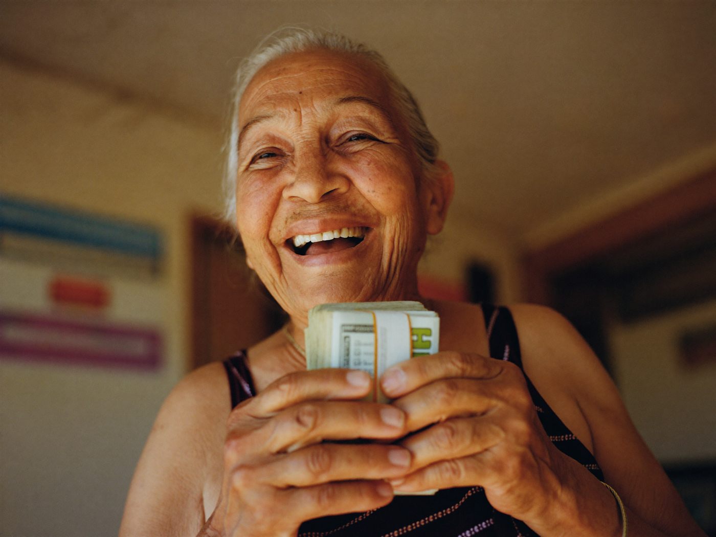 Abuela feliz recibiendo su remesa