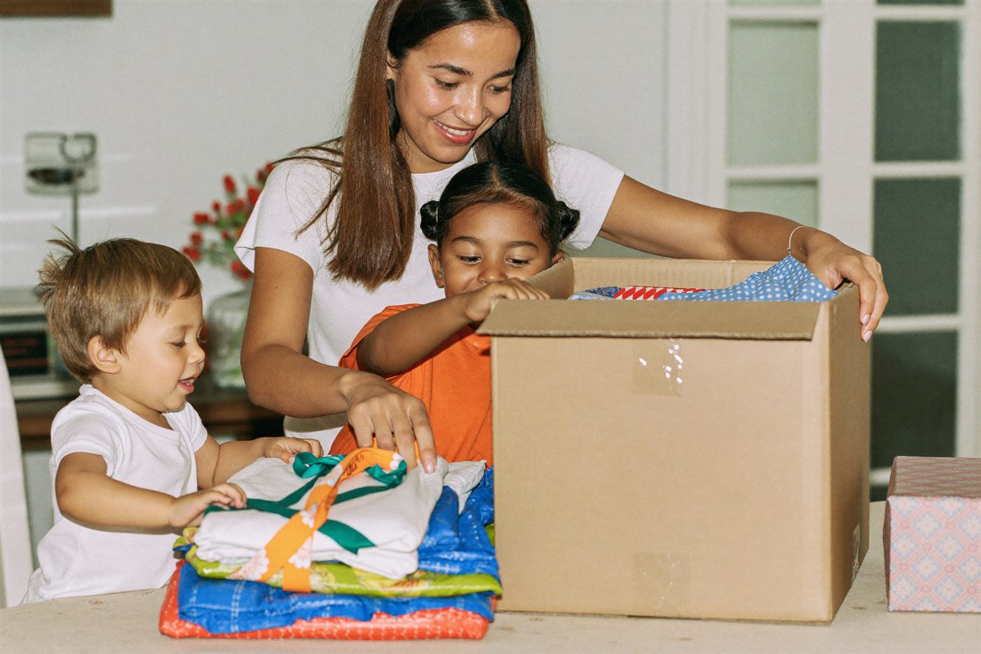 Familia empacando una caja