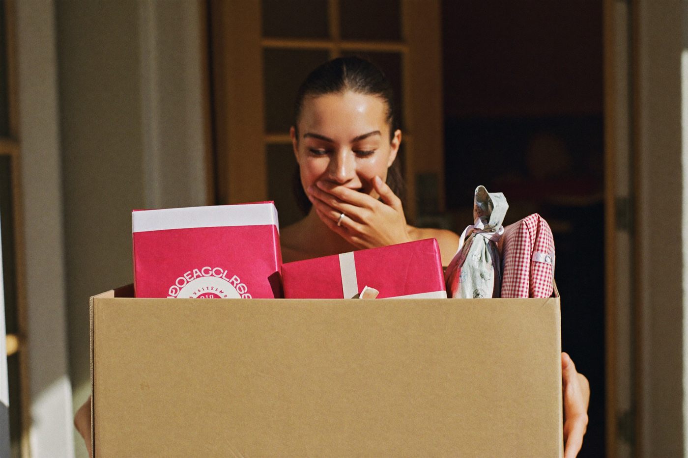 Mujer feliz abriendo su caja