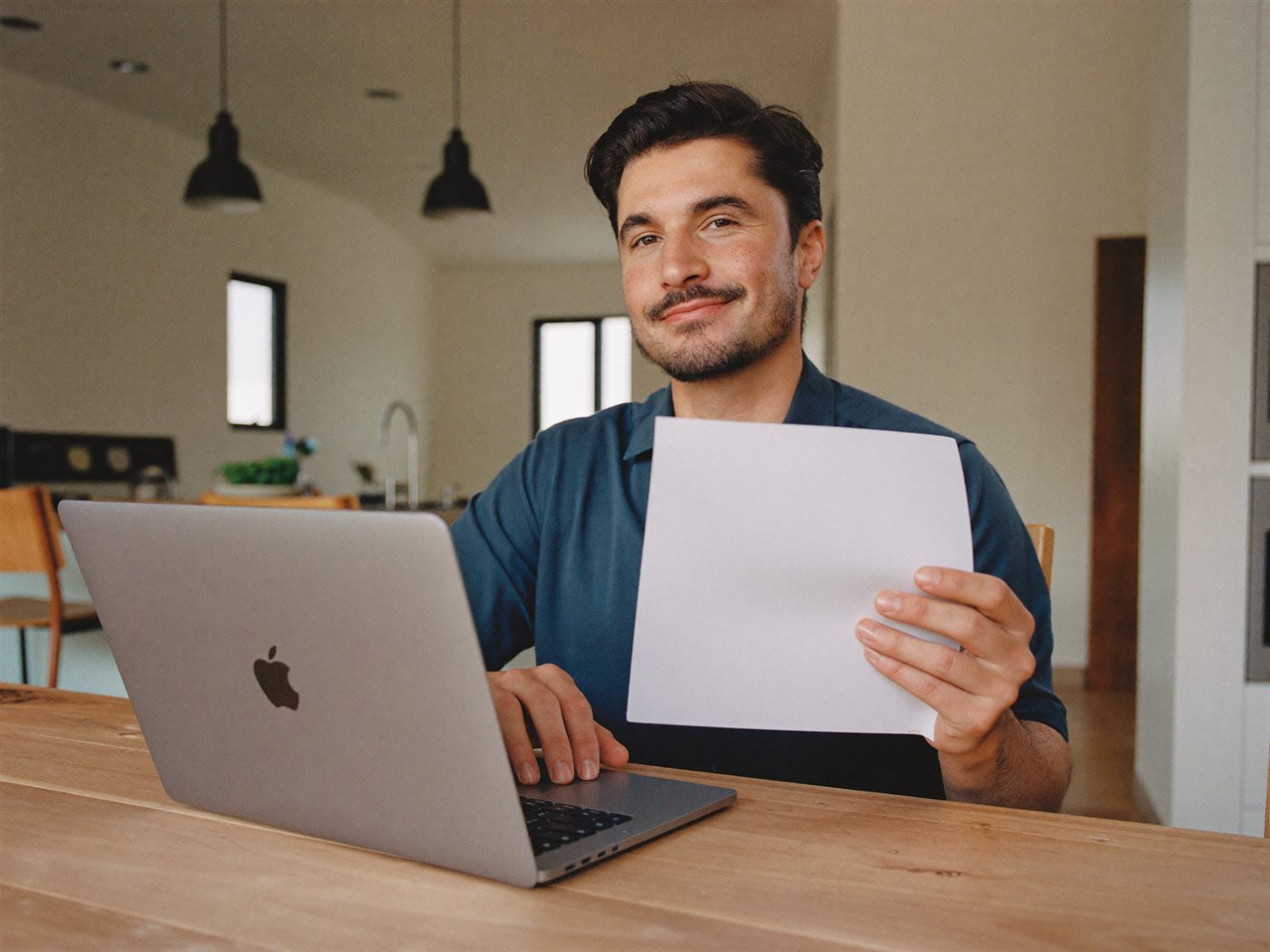 Hombre pagando sus cuentas
